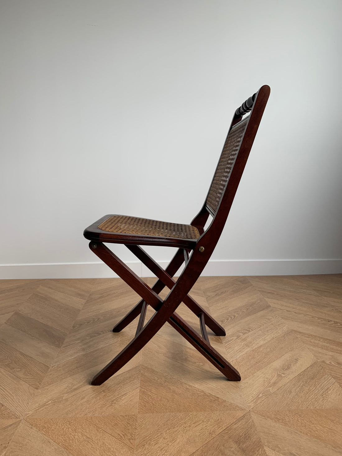 Ensemble de trois chaises cannées pliantes