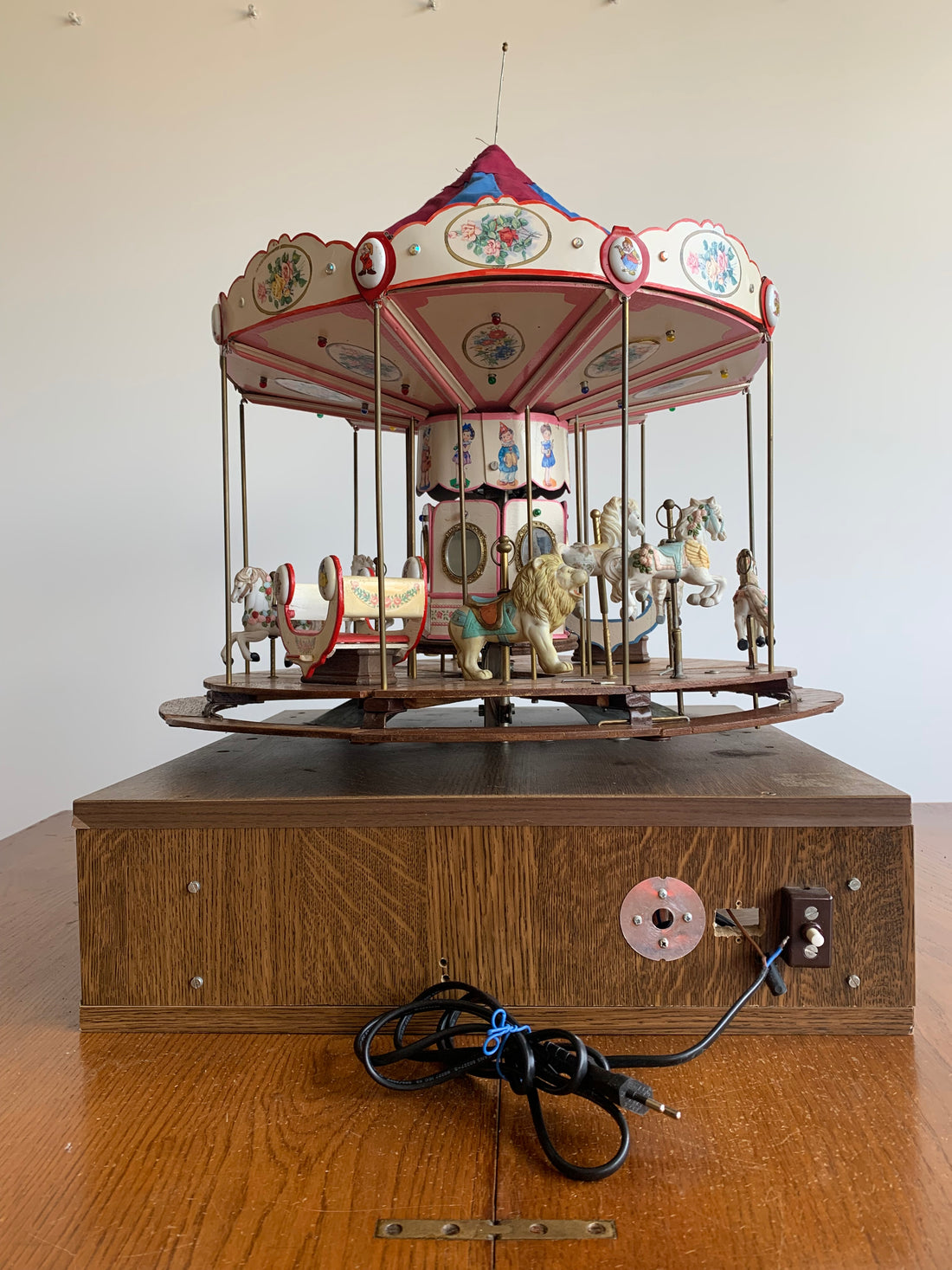 Carrousel artisanal aux chevaux de bois