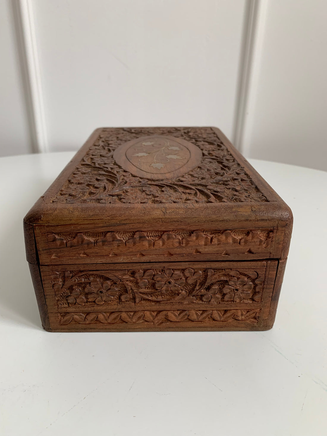 Boîte sculptée florale et laiton