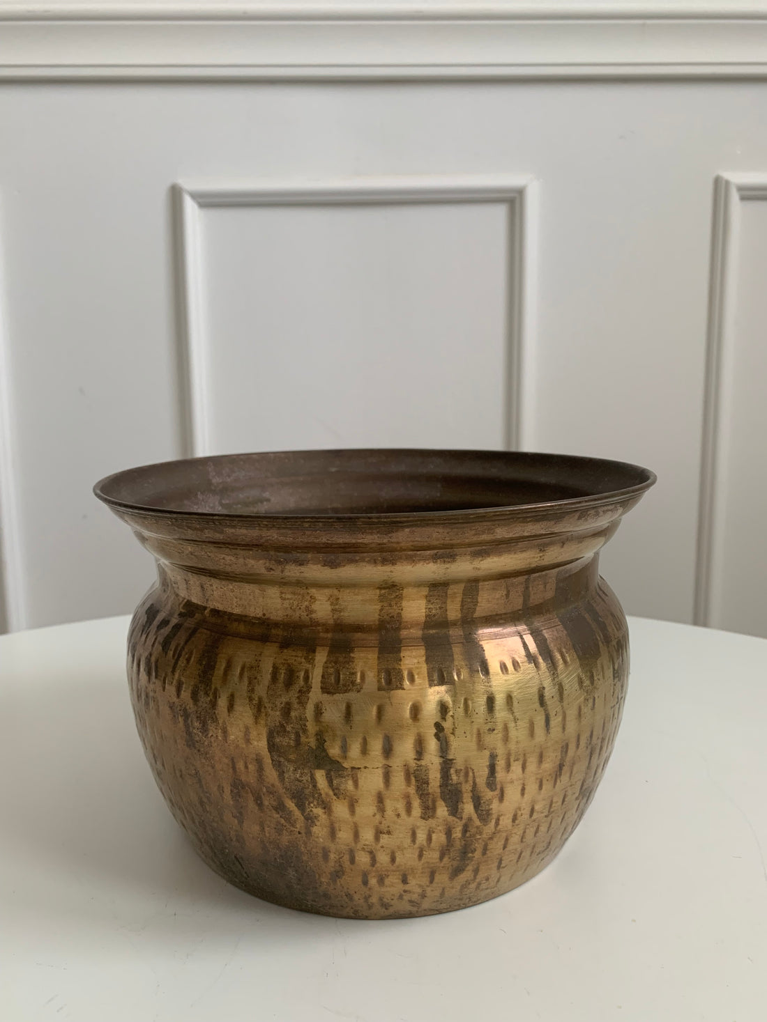 Paire de cache-pots en laiton martelé