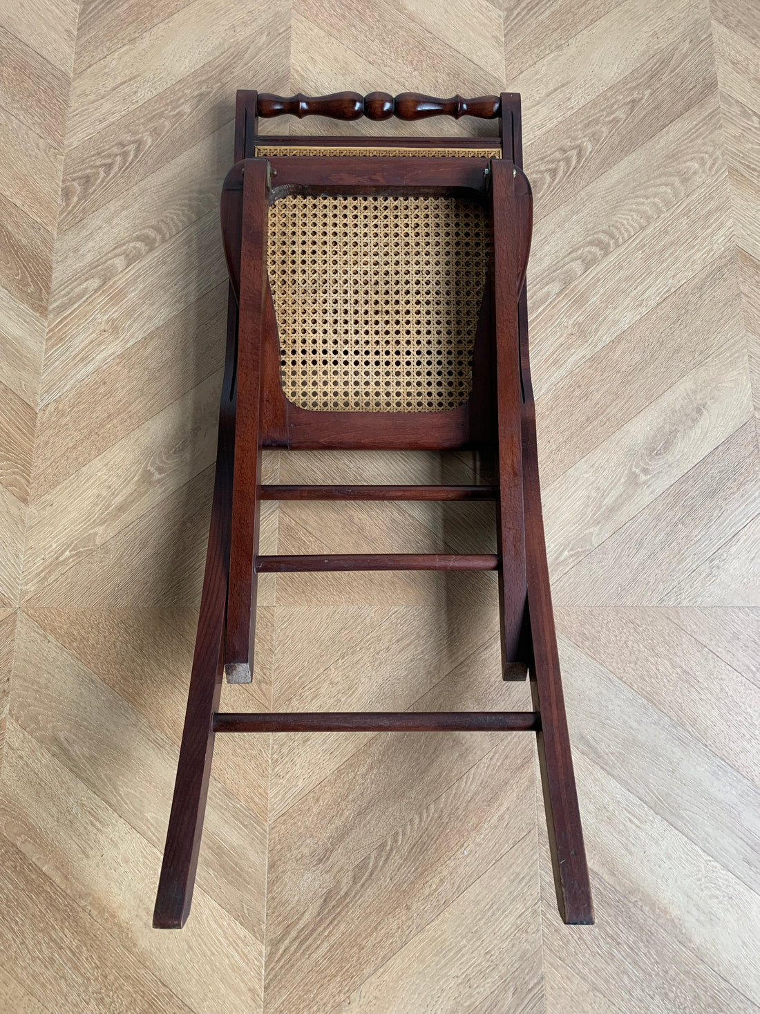 Ensemble de trois chaises cannées pliantes