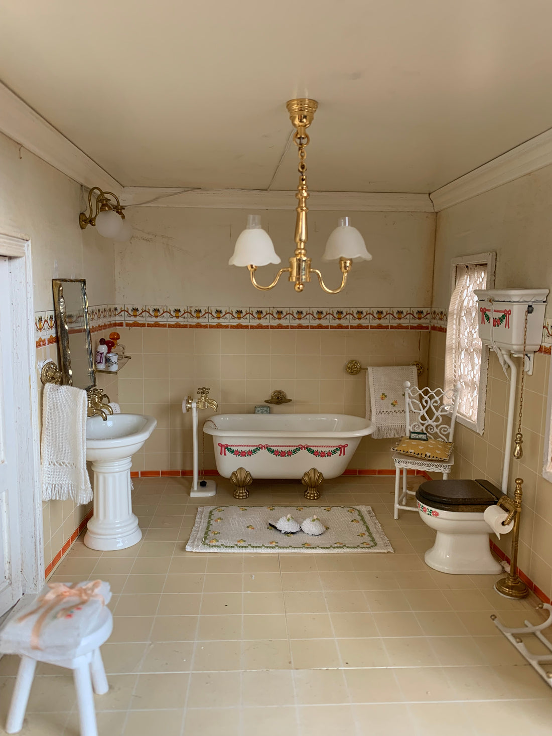 Ancienne maison de poupée
