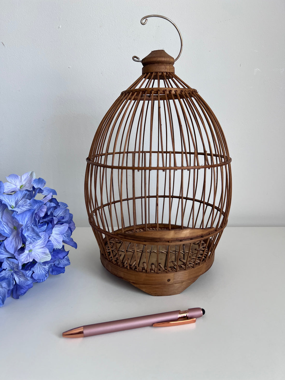 Petite cage ancienne avec porte coulissante