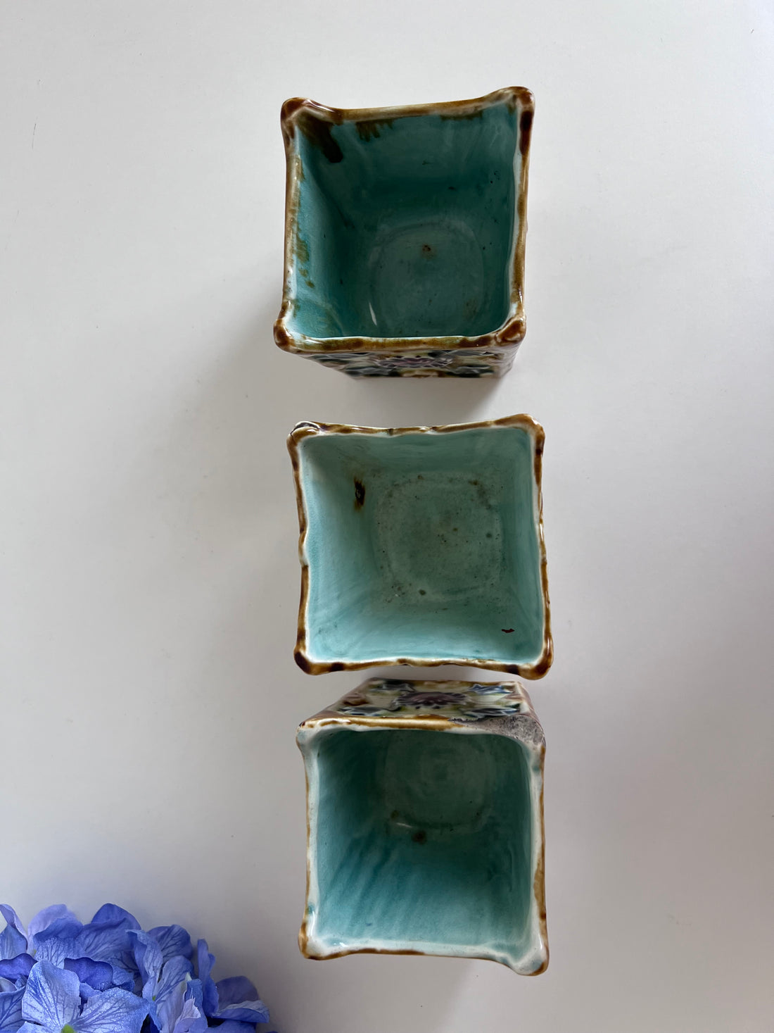 Série de 3 petits cache-pots en barbotine 1900