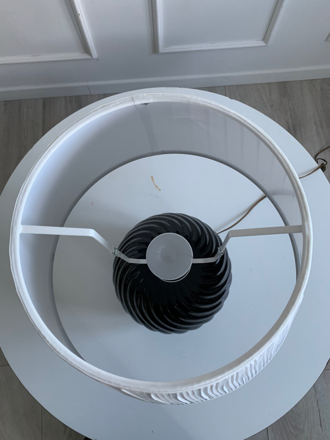 Grande lampe noire et blanche