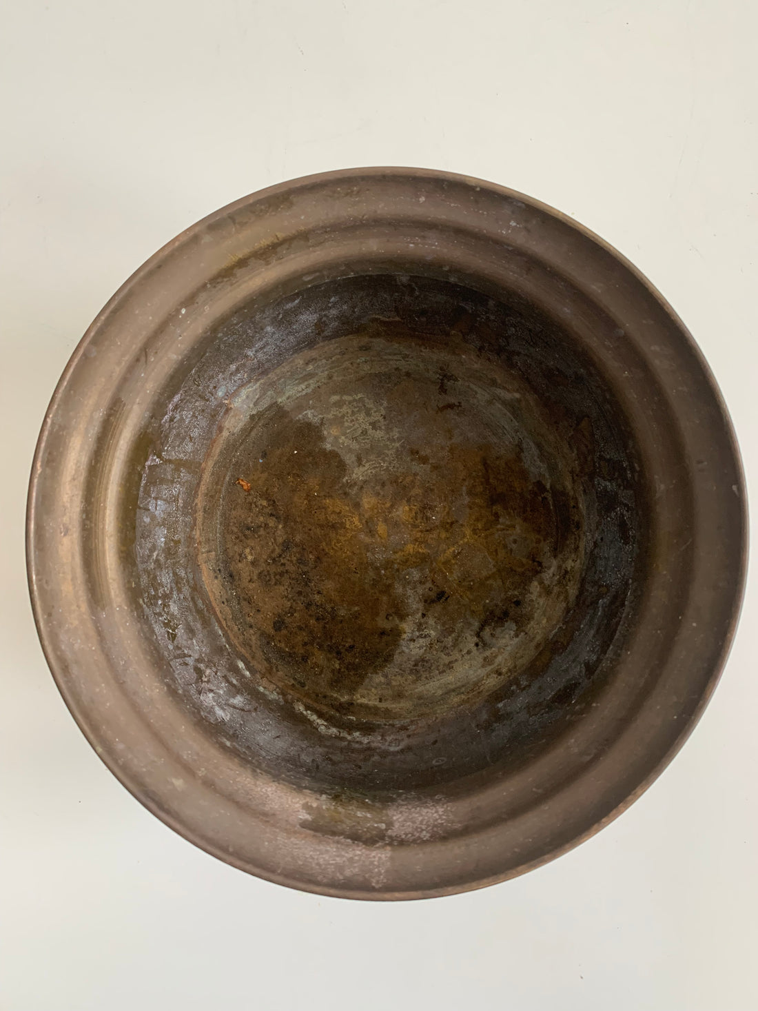 Paire de cache-pots en laiton martelé