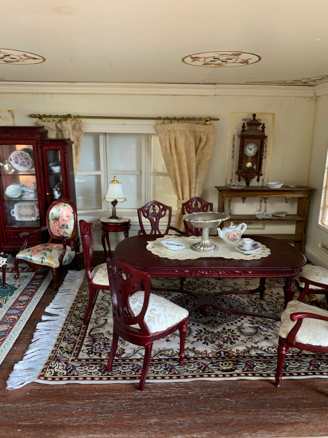 Ancienne maison de poupée