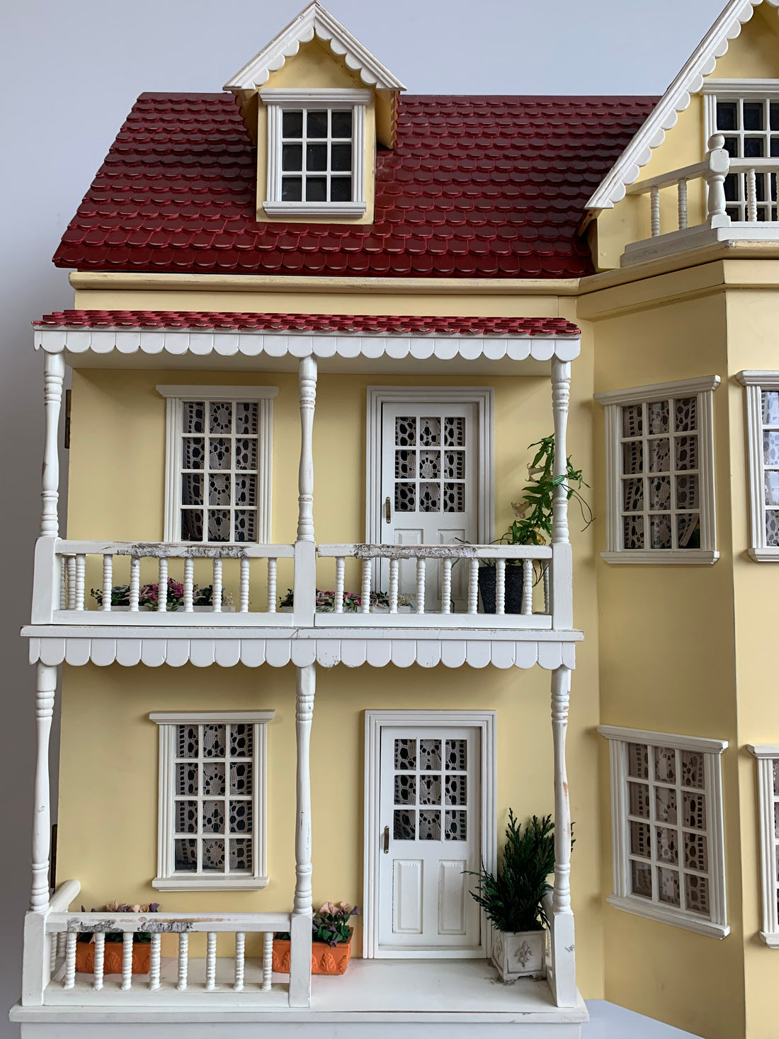 Ancienne maison de poupée