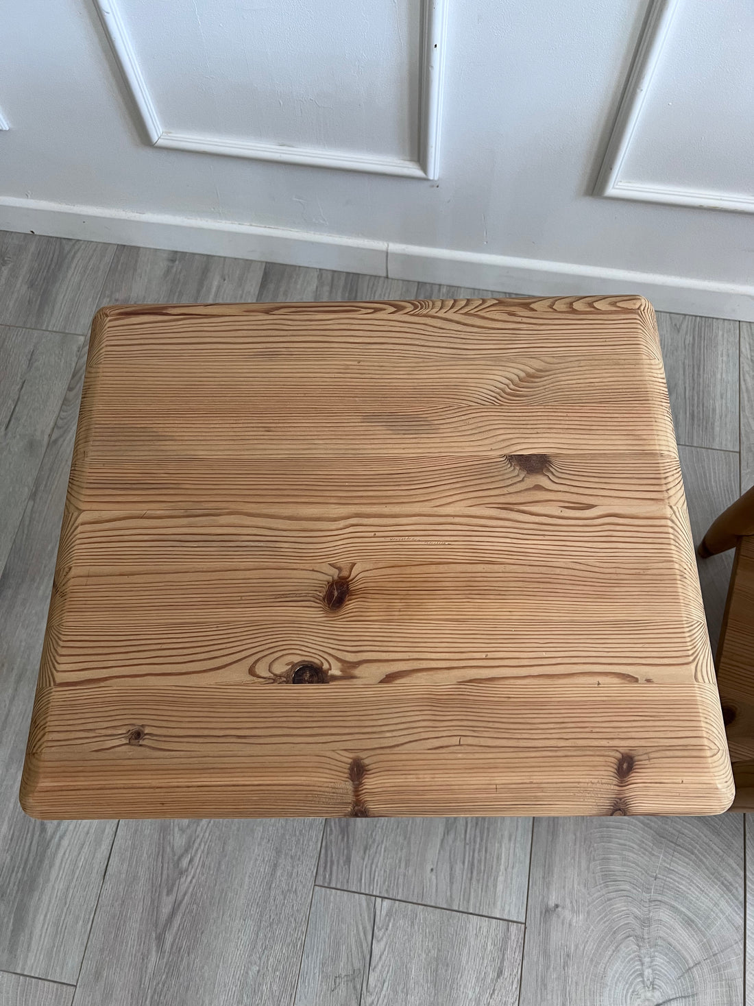Paire de tables de chevets en pin