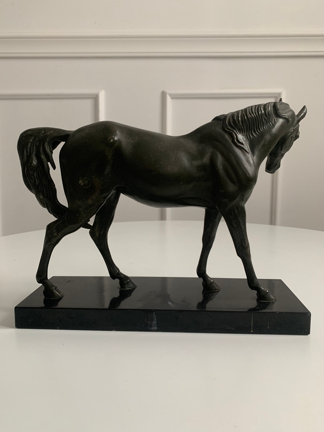 Cheval sur marbre noir