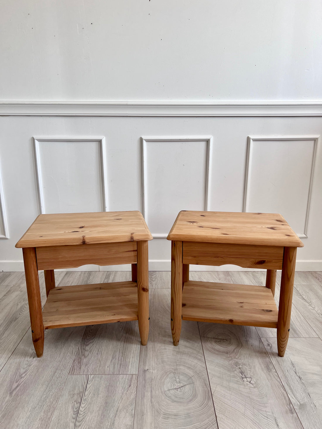 Paire de tables de chevets en pin