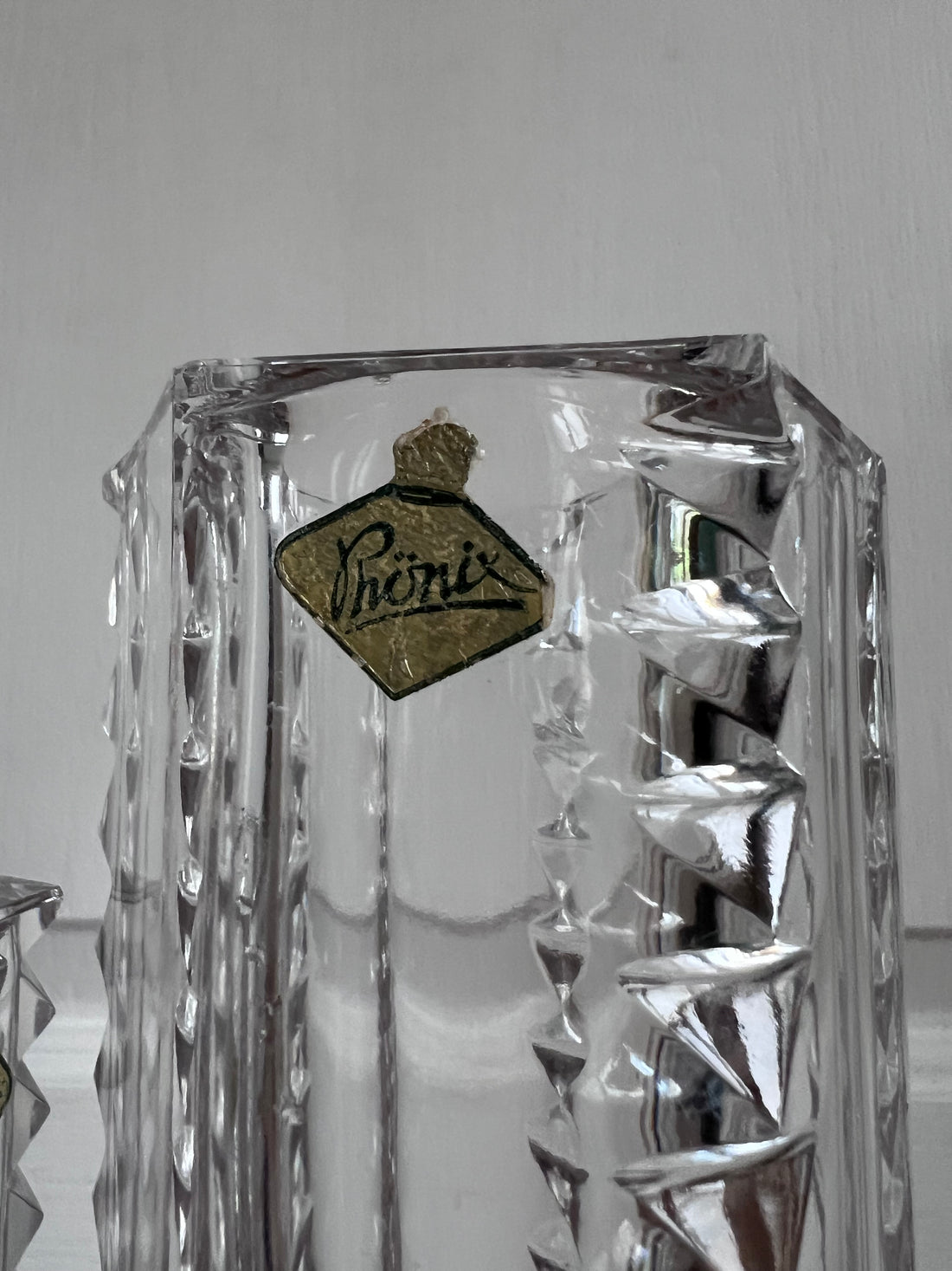 Paire de vases sculpturaux en cristal