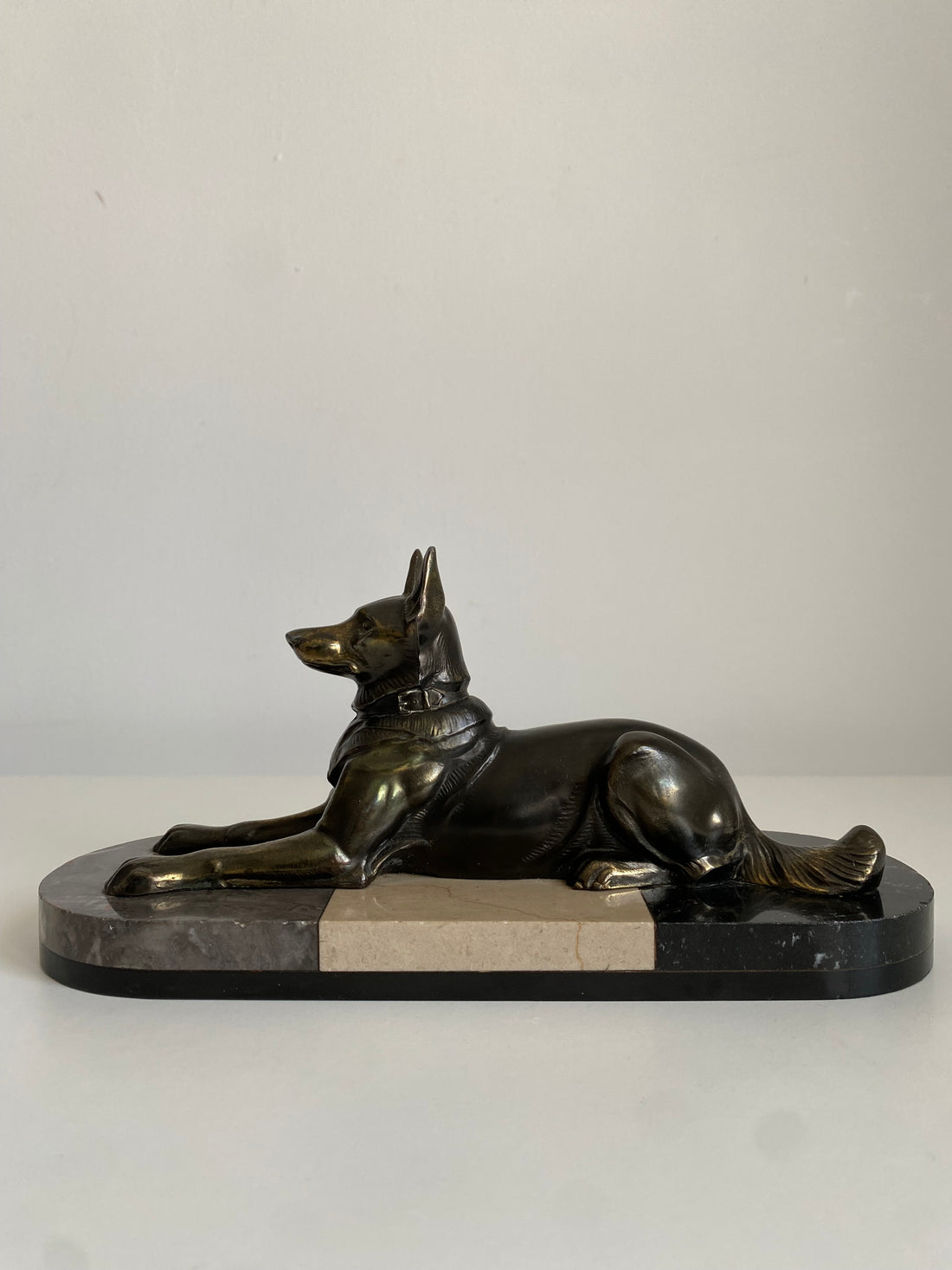 Sculpture d'alsacien sur marbre tricolore 1940