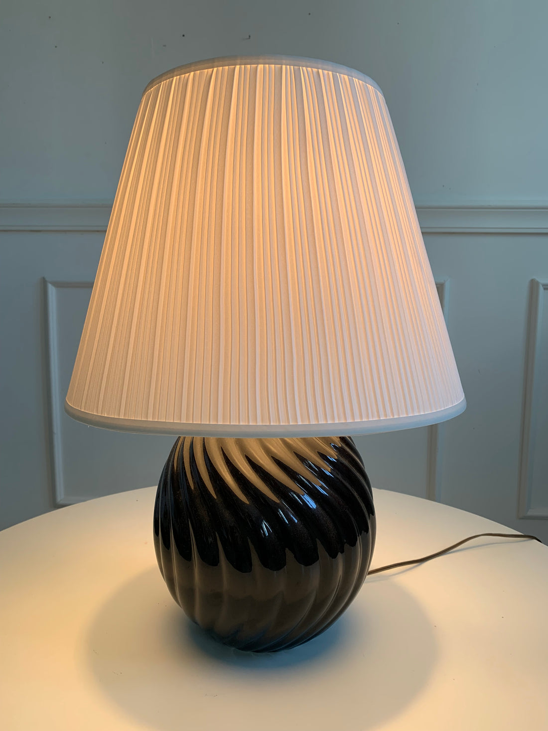Grande lampe noire et blanche