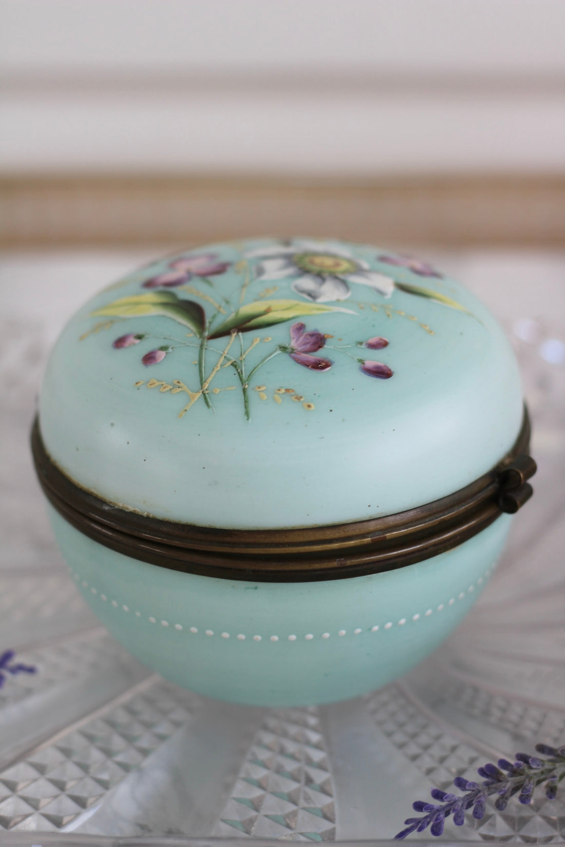 Boîte de toilette en opaline peinte à la main, vers 1900
