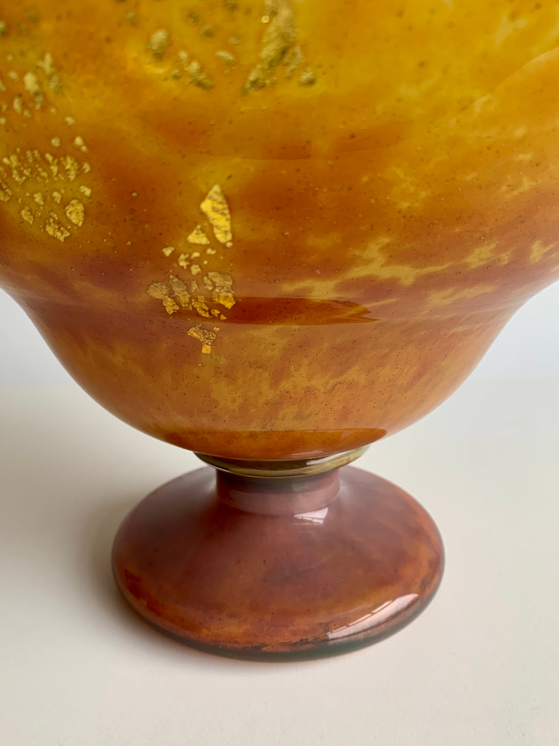 Vase Daum aux paillons d'or