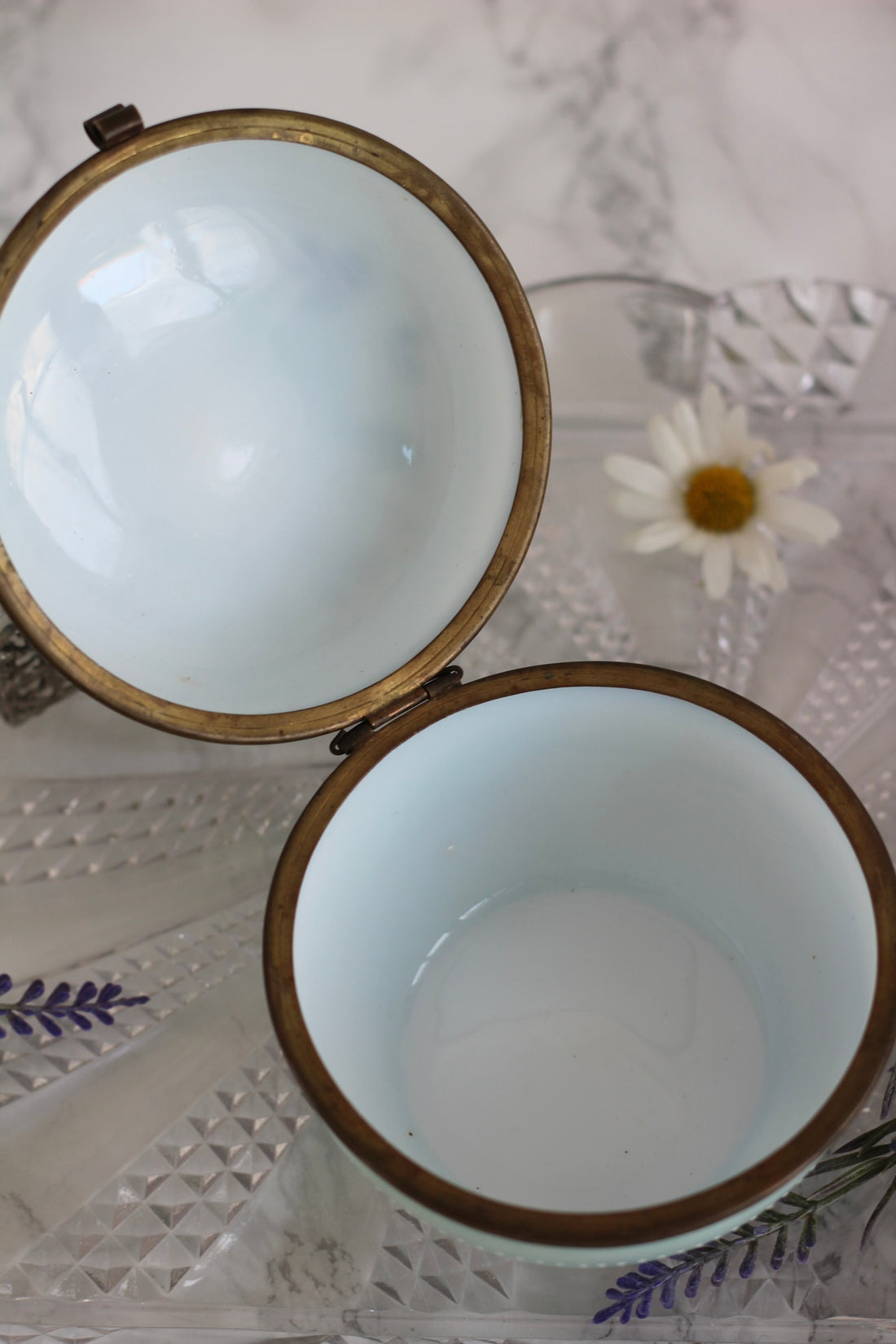 Boîte de toilette en opaline peinte à la main, vers 1900