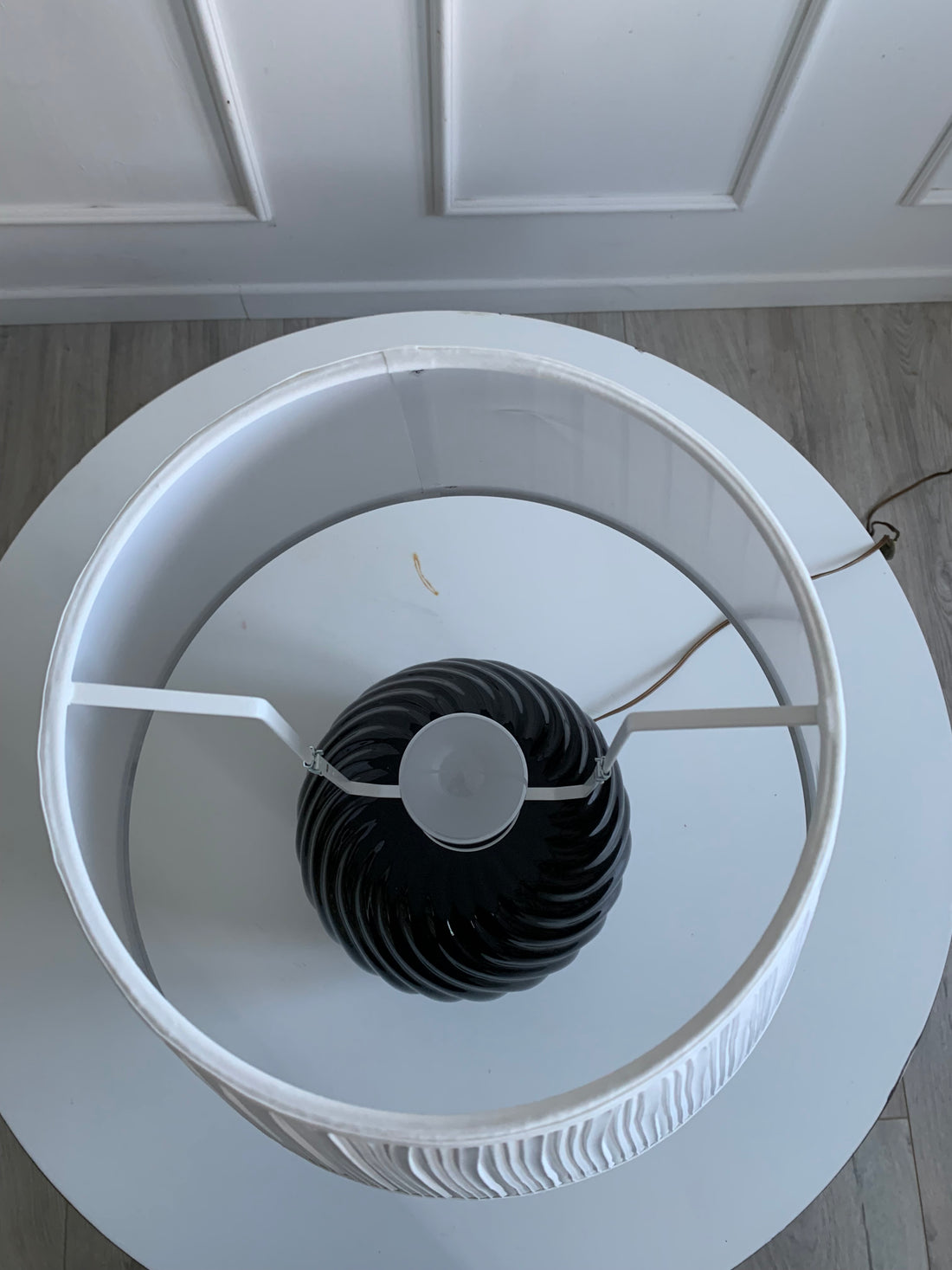 Grande lampe noire et blanche