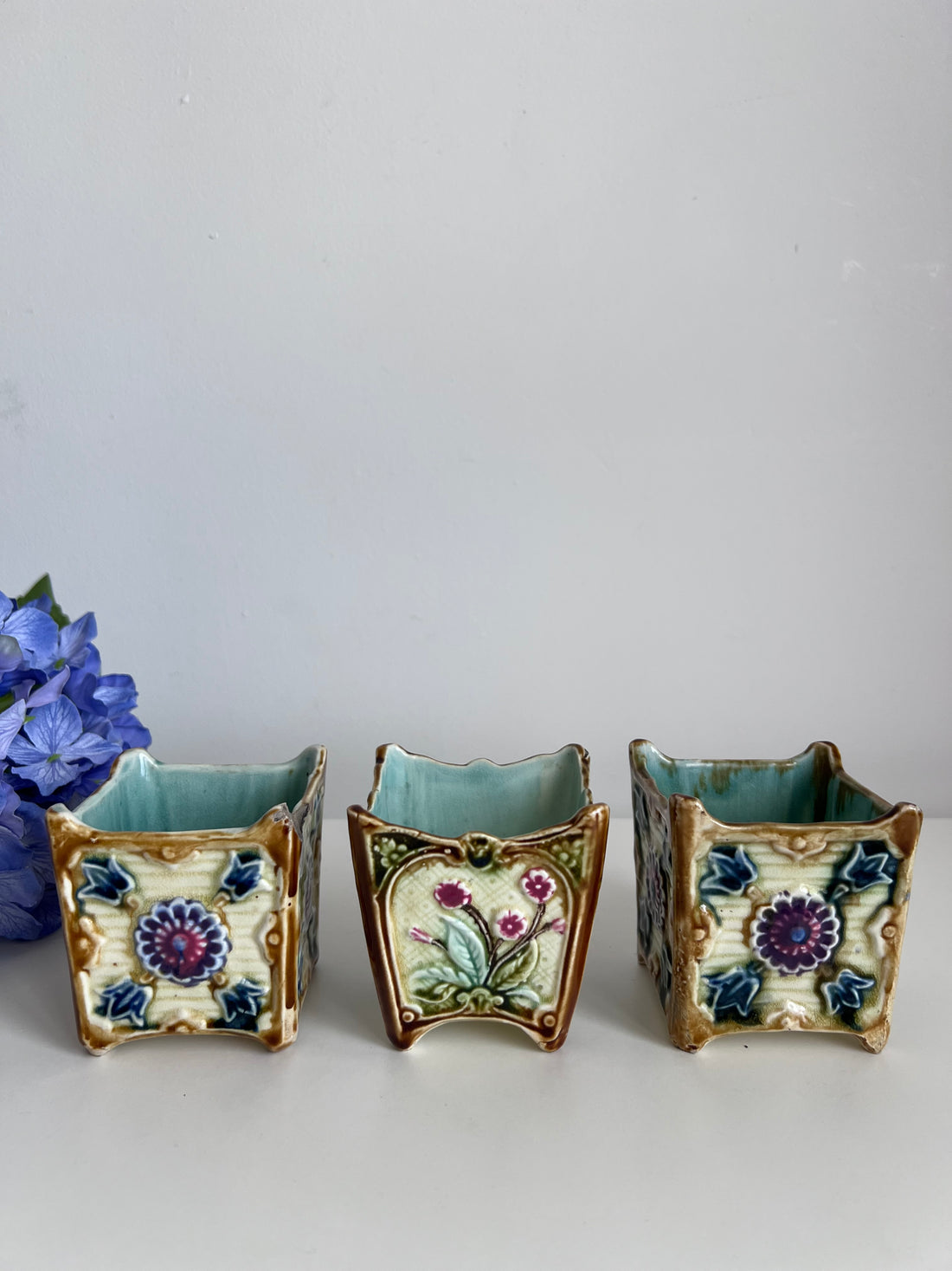 Série de 3 petits cache-pots en barbotine 1900