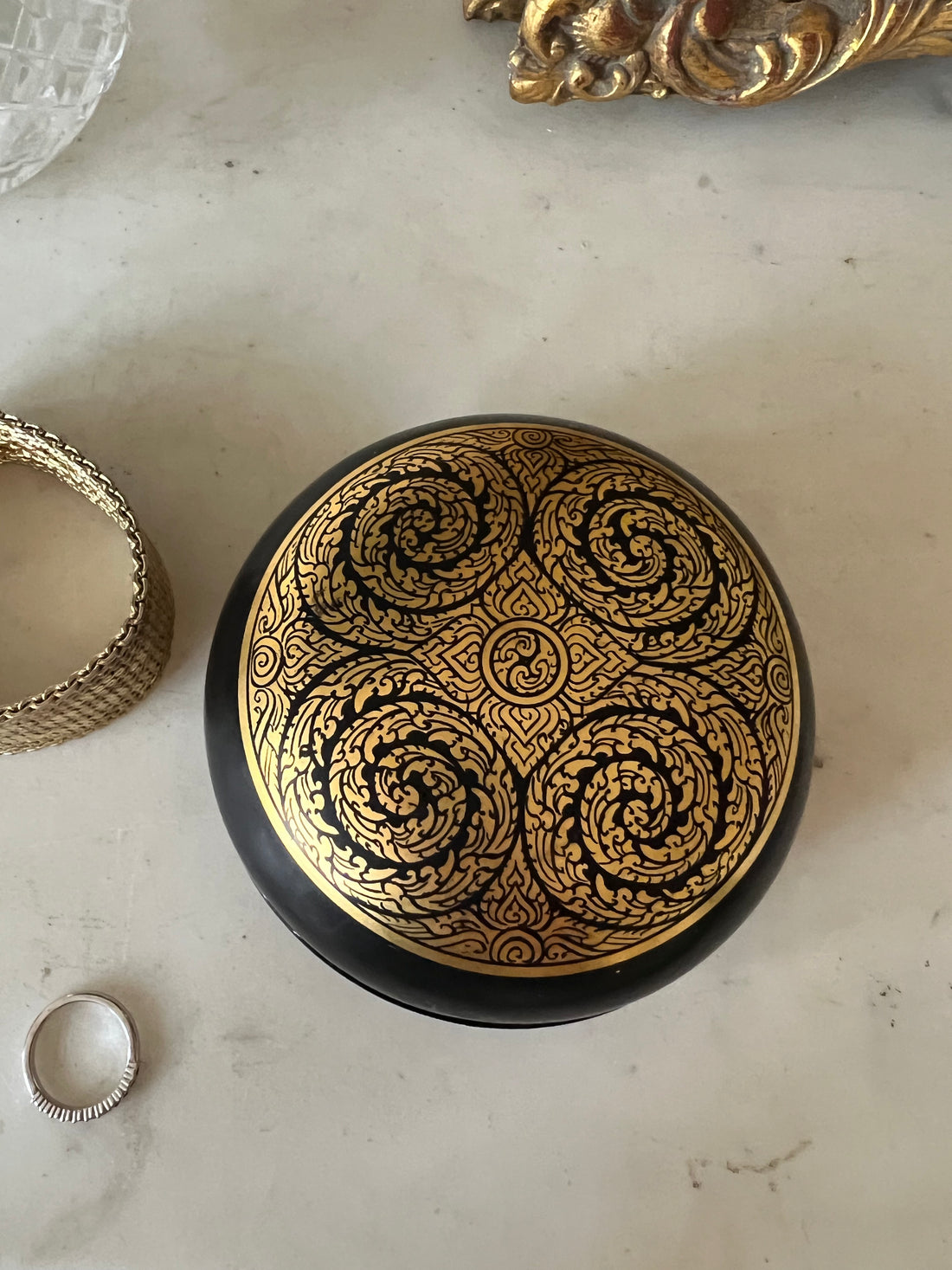 Boîte à bijoux laquée noir et or