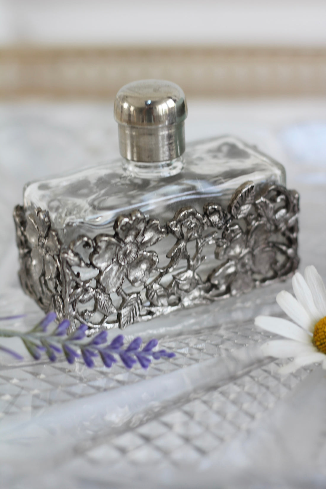 Flacon à parfum ancien à monture florale