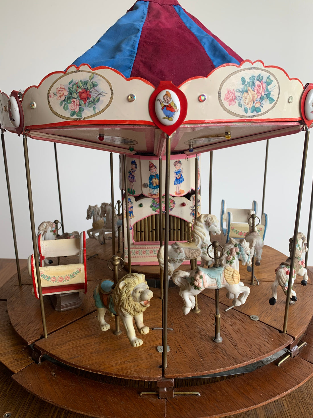 Carrousel artisanal aux chevaux de bois