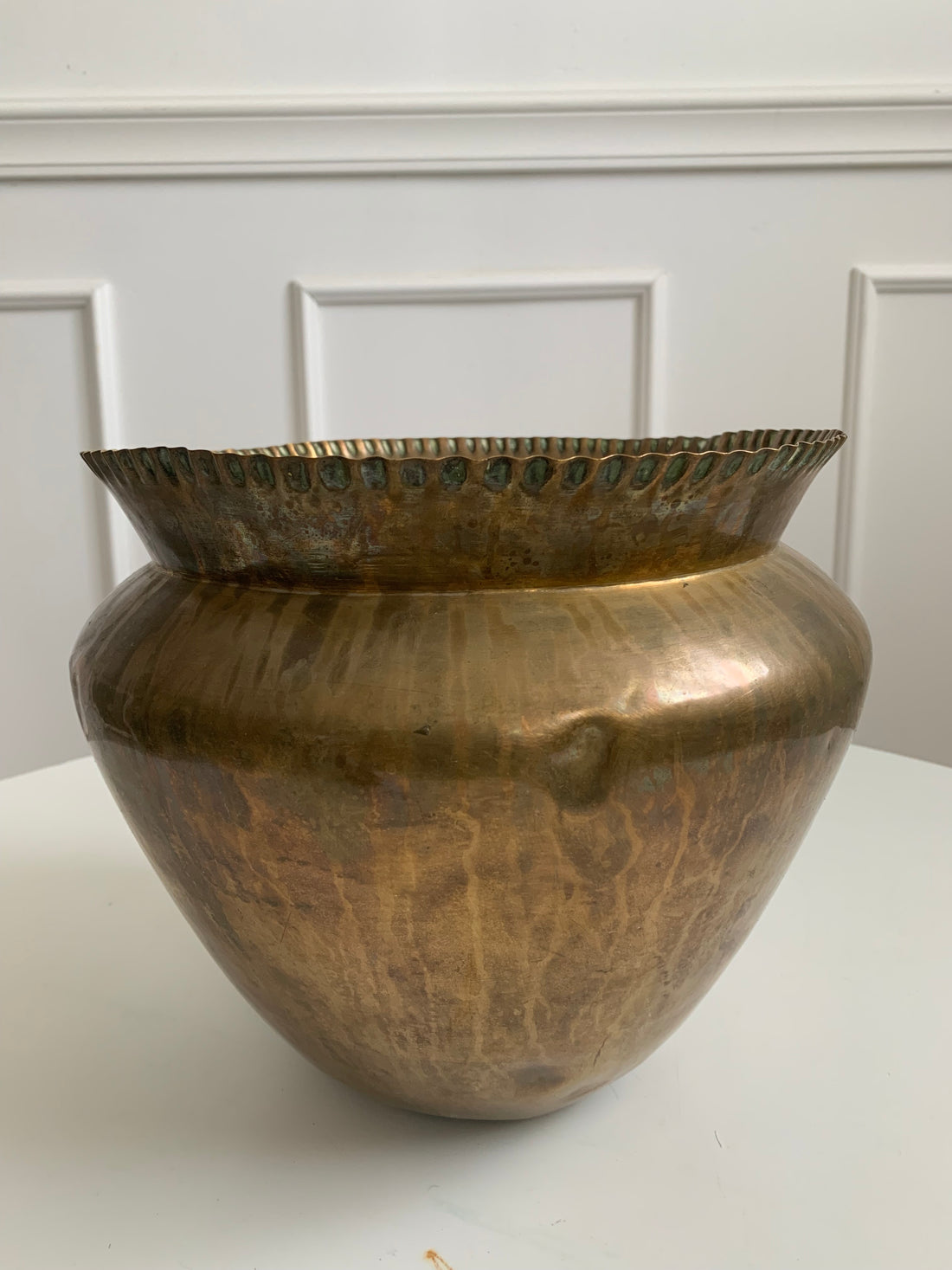 Paire de cache-pots en laiton martelé