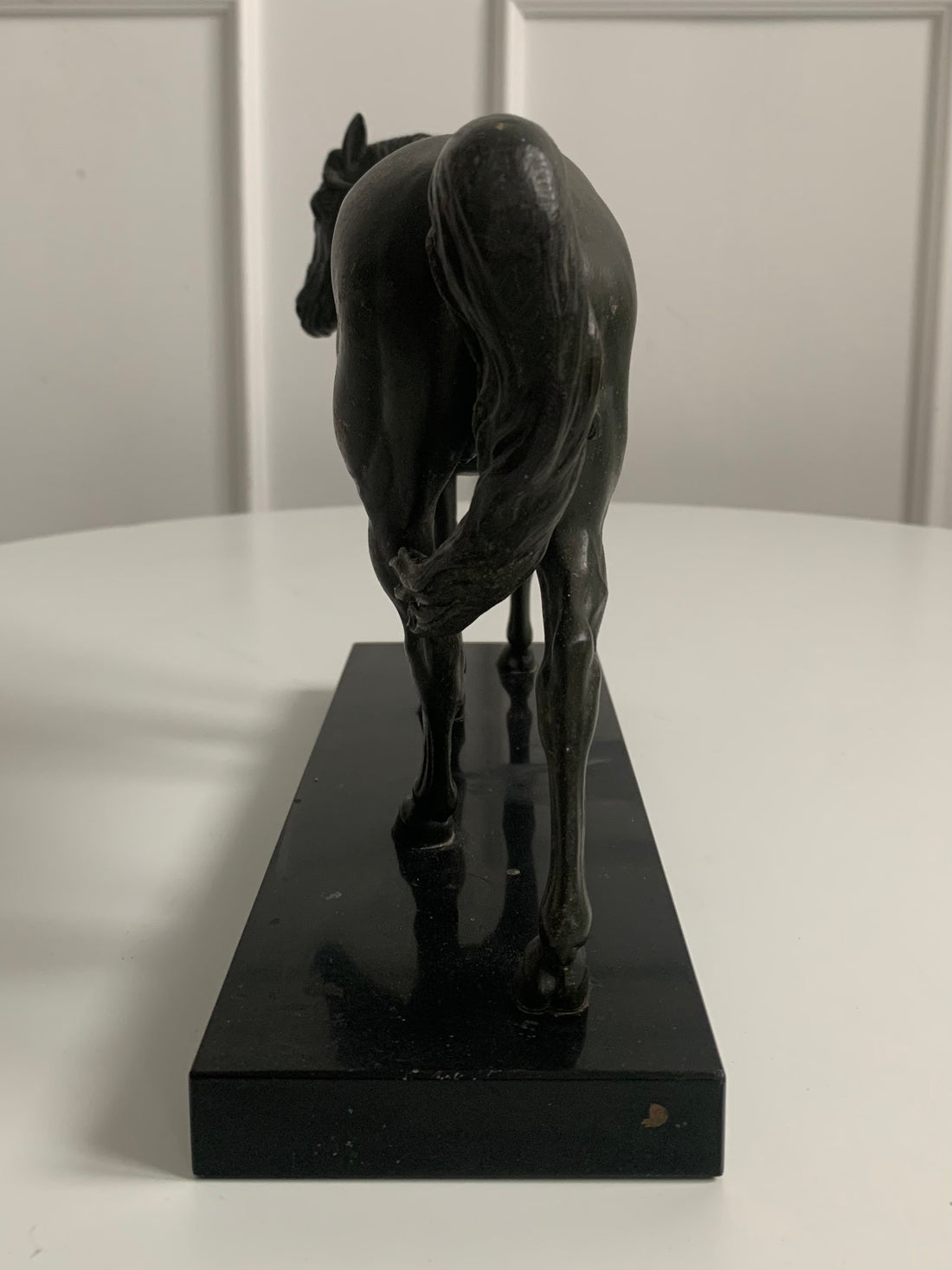 Cheval sur marbre noir