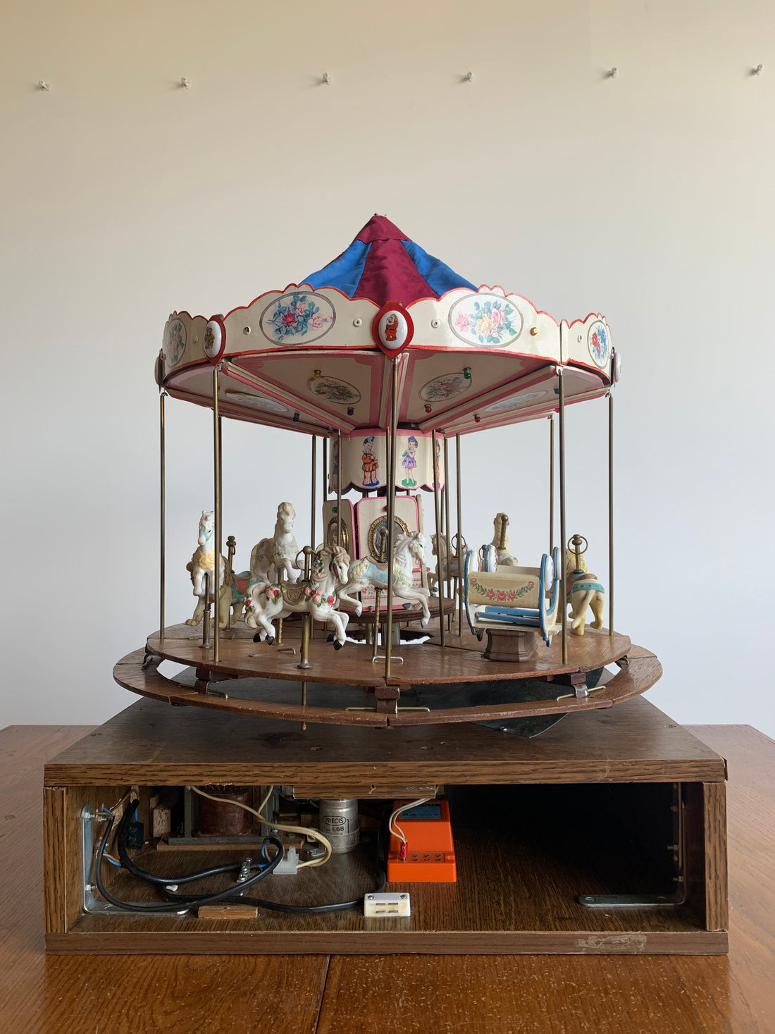 Carrousel artisanal aux chevaux de bois