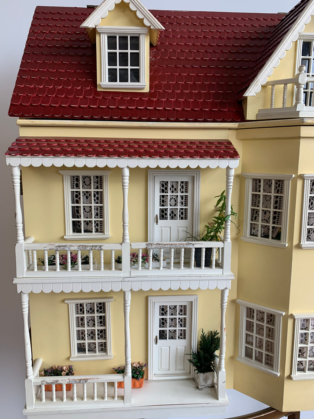 Ancienne maison de poupée
