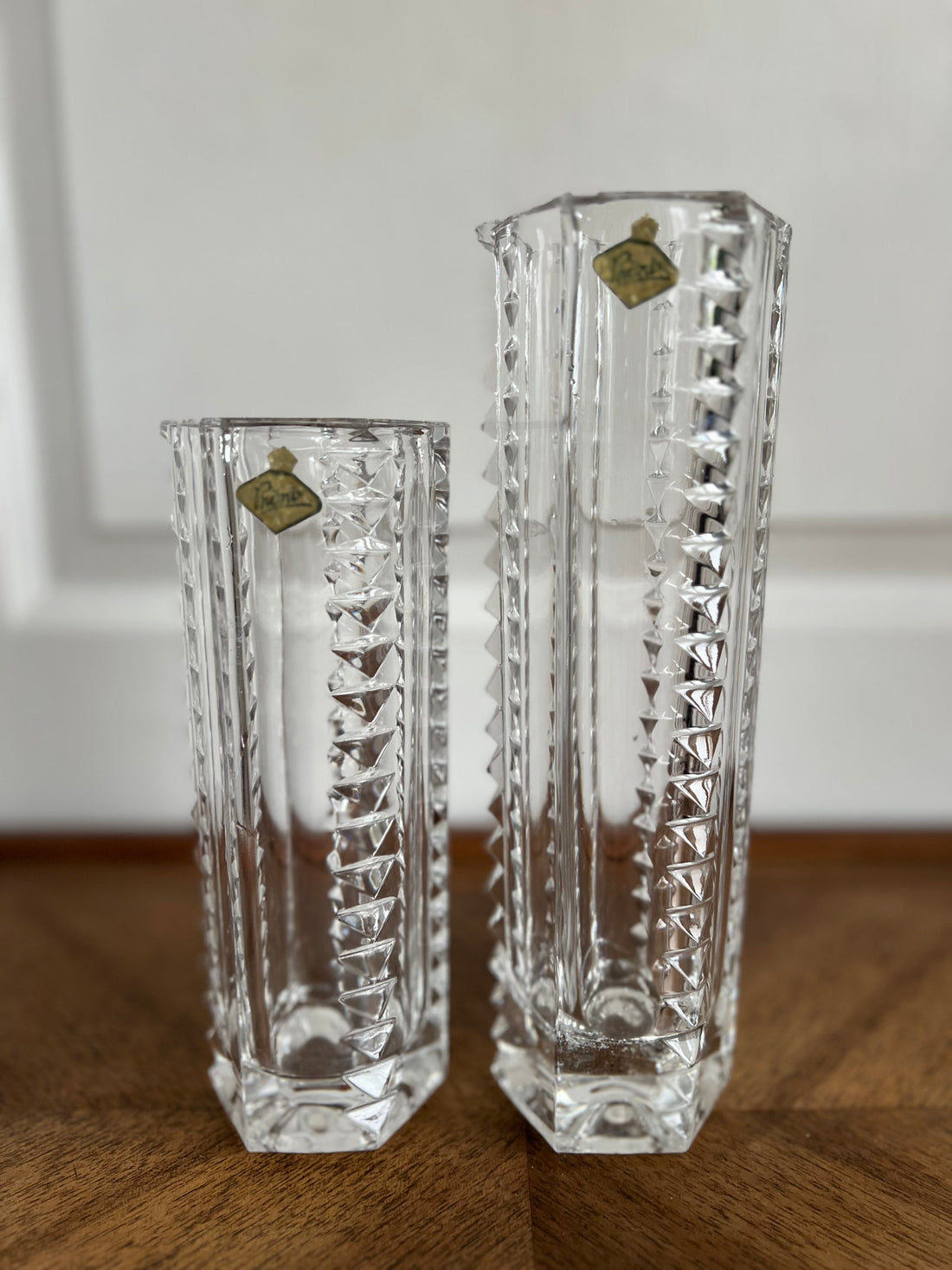 Paire de vases sculpturaux en cristal