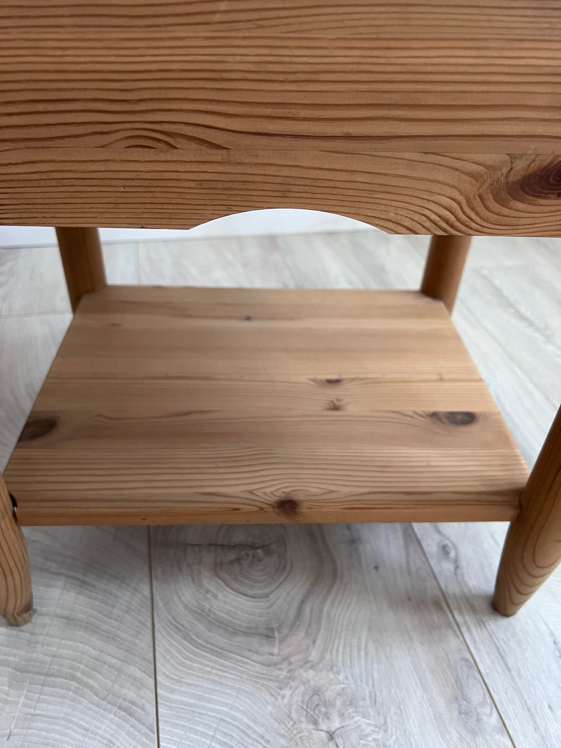 Paire de tables de chevets en pin