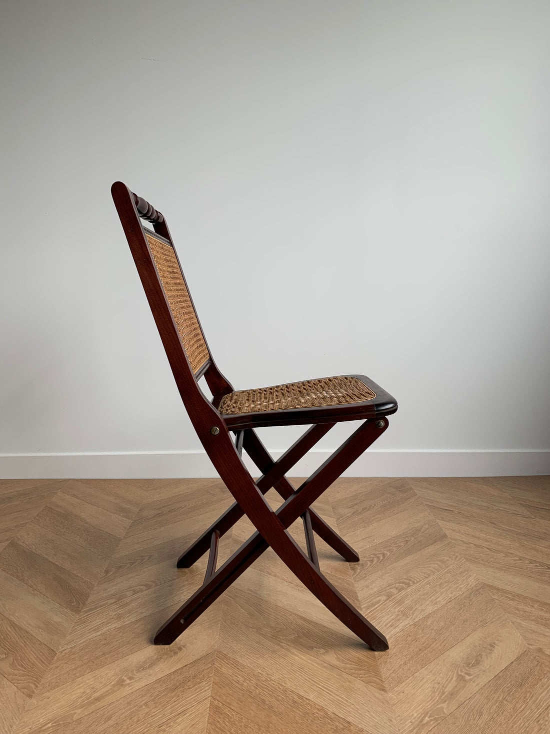Ensemble de trois chaises cannées pliantes