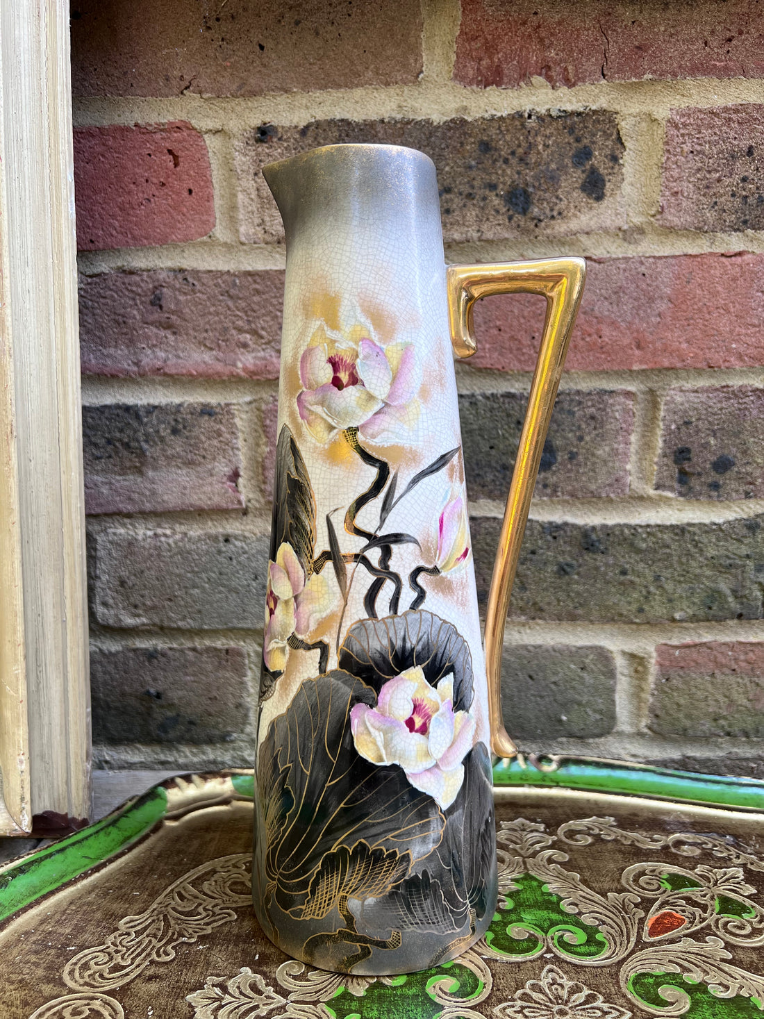 Grand pichet Falcon Ware Art Déco - décor floral, rehauts émaillés et dorés- Angleterre, vers 1930
