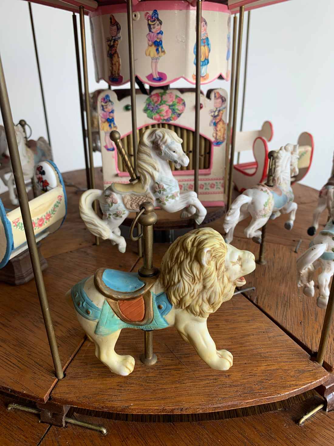Carrousel artisanal aux chevaux de bois