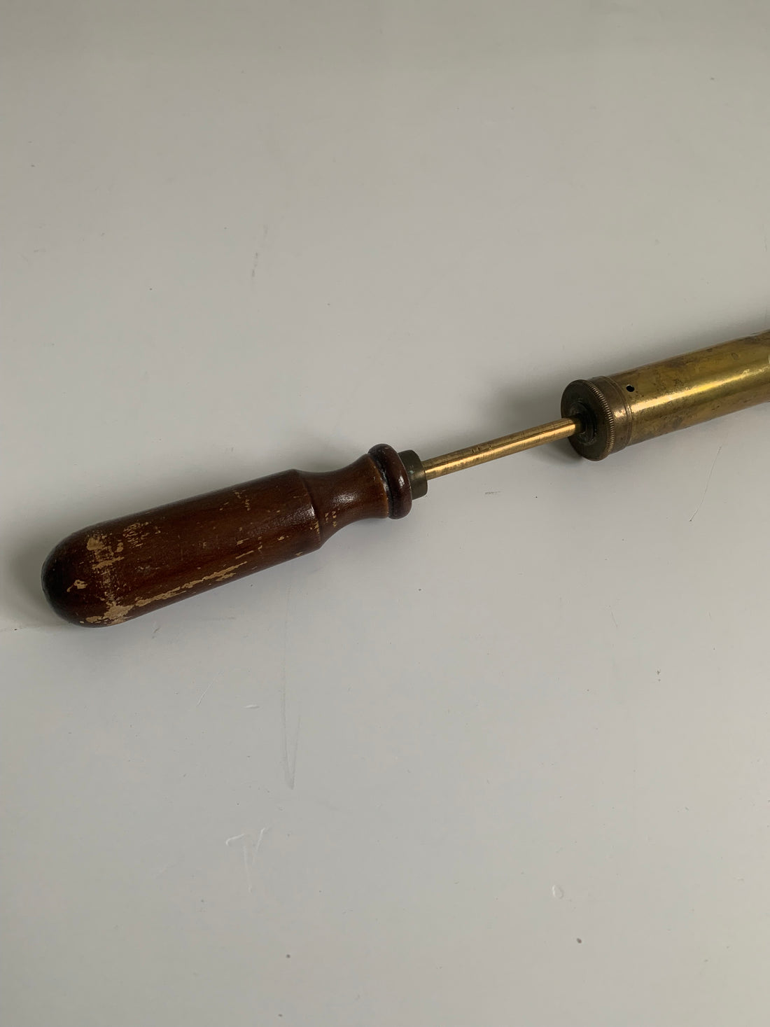 Ancien pulvérisateur en laiton