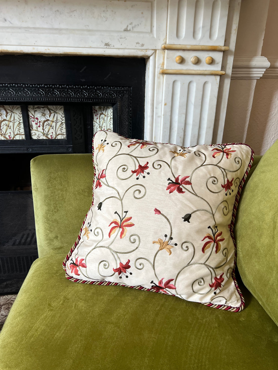 Coussin anglais en soie brodée