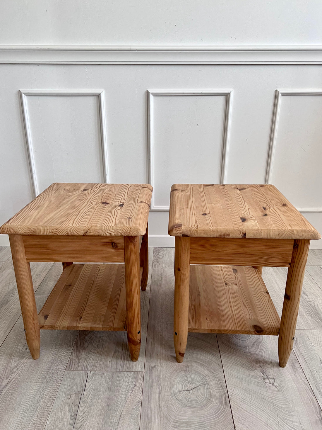 Paire de tables de chevets en pin