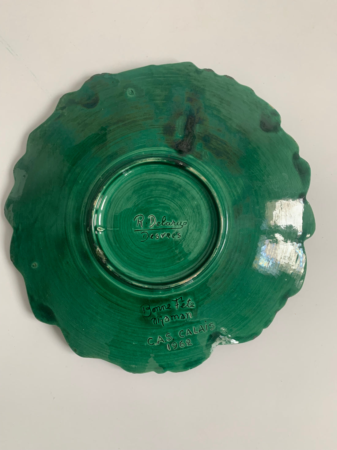Roger Delarue (1962)- Plat en barbotine de Desvres