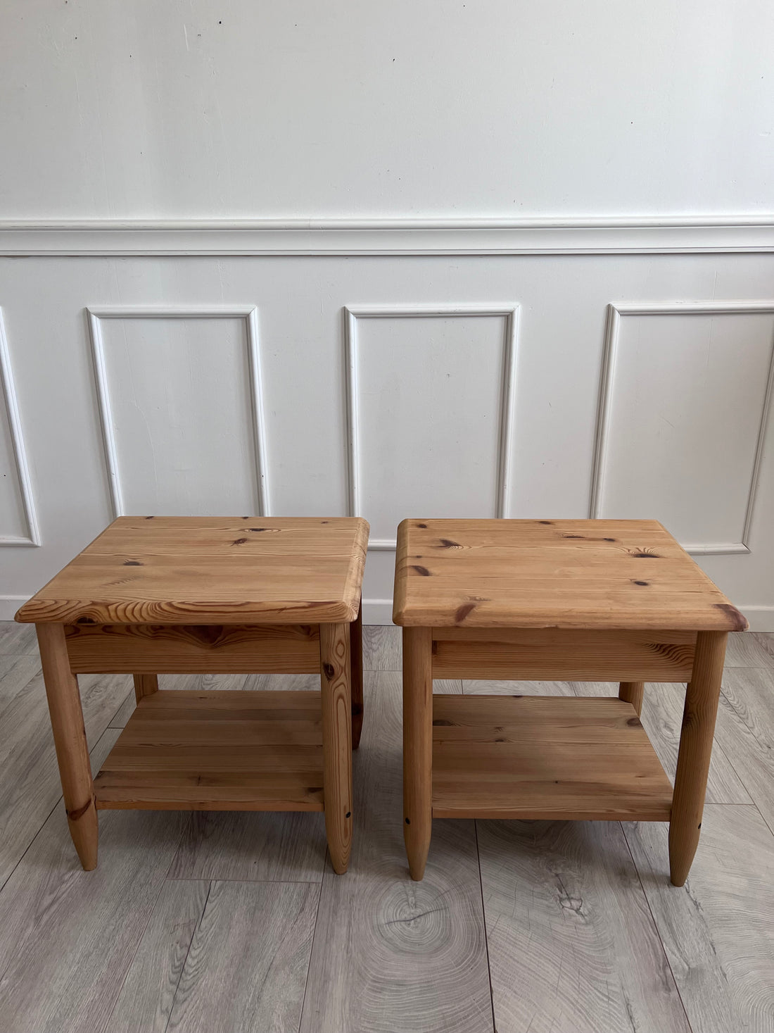 Paire de tables de chevets en pin