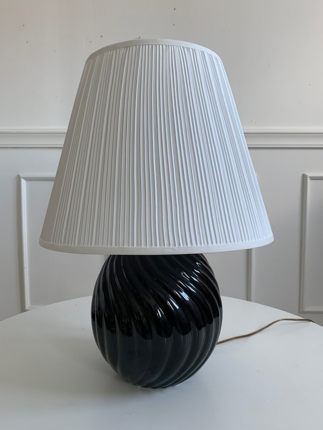 Grande lampe noire et blanche