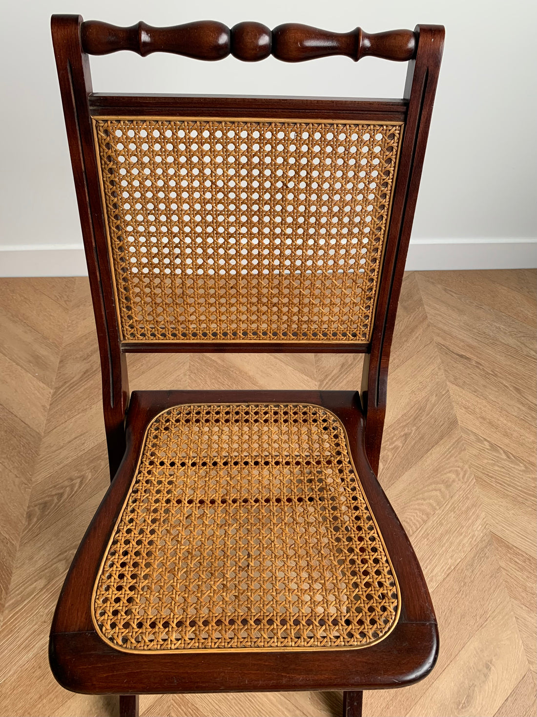 Ensemble de trois chaises cannées pliantes