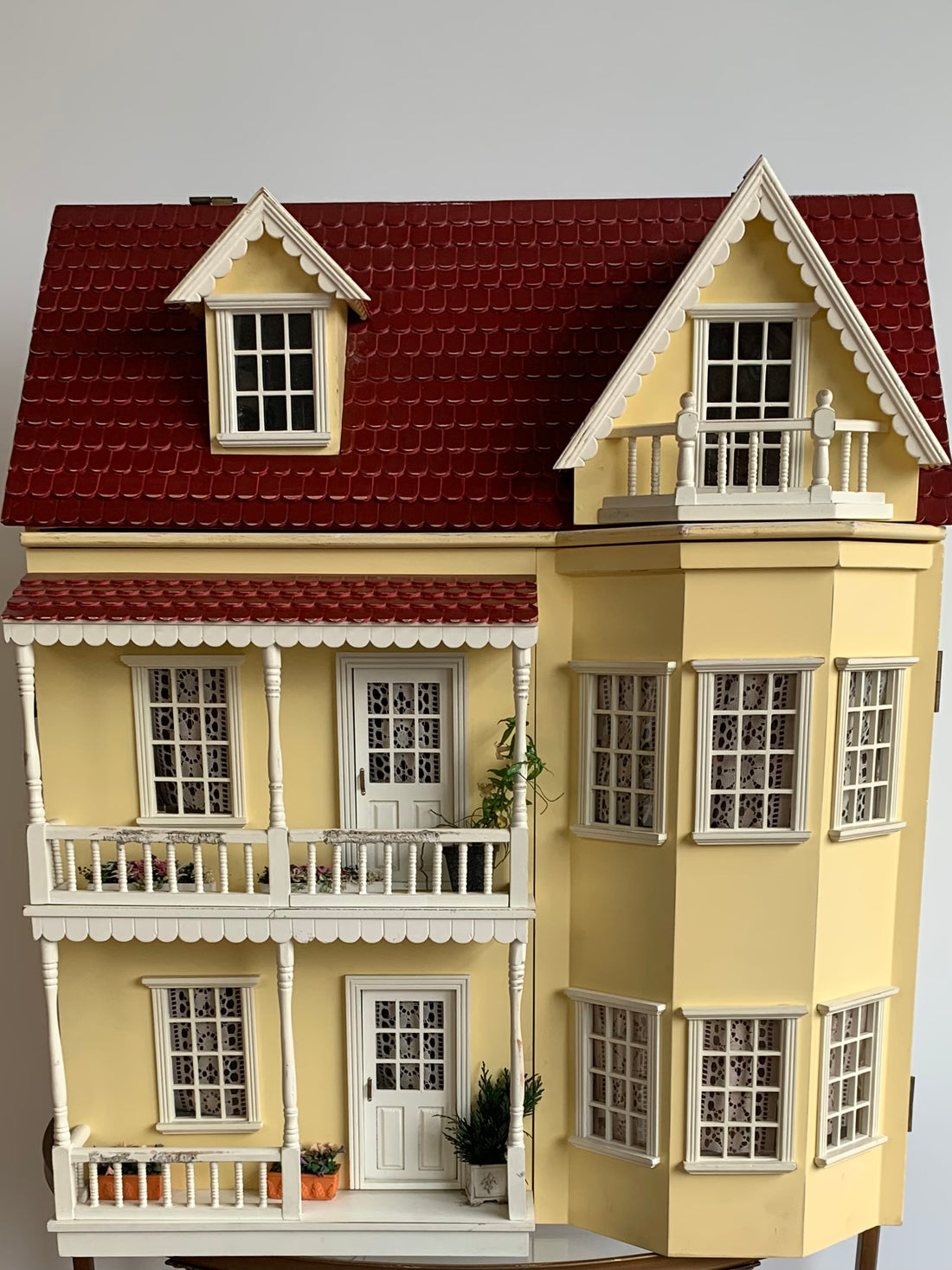 Ancienne maison de poupée