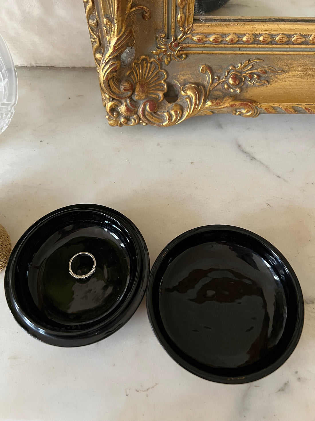 Boîte à bijoux laquée noir et or