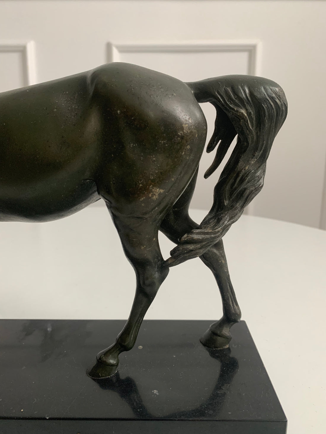 Cheval sur marbre noir