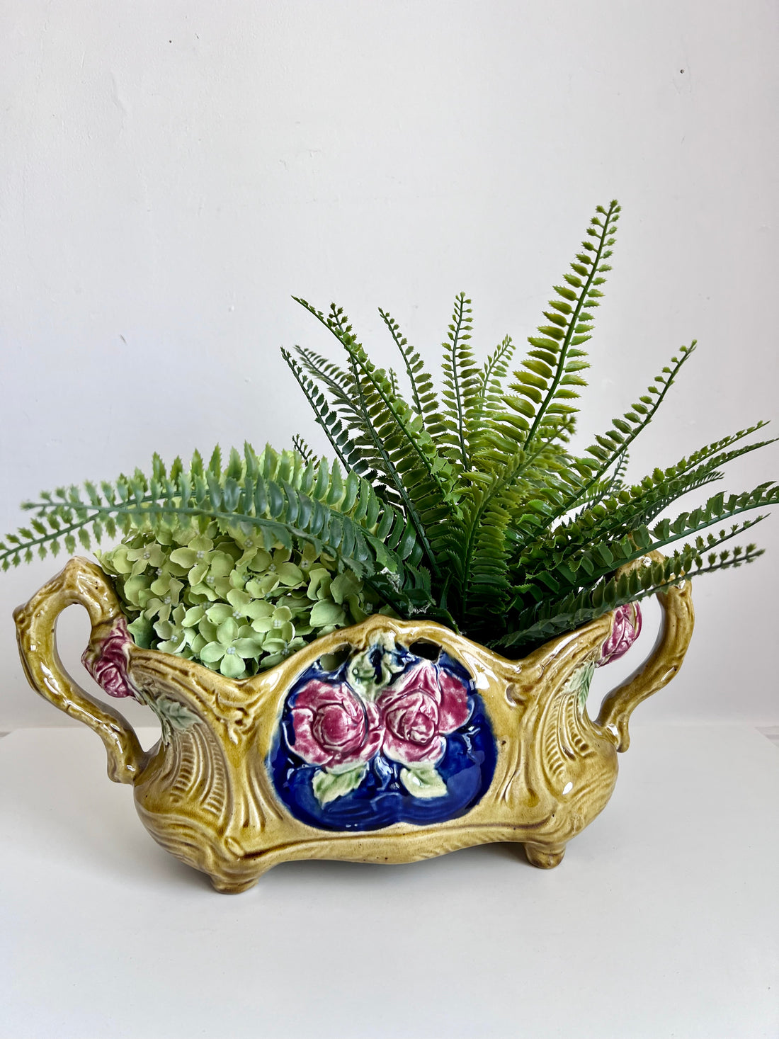 Grande jardinière Art Nouveau en barbotine aux roses 1890-1900