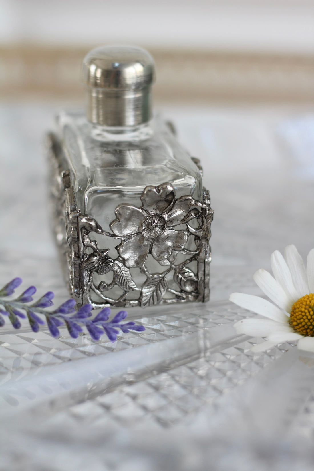 Flacon à parfum ancien à monture florale