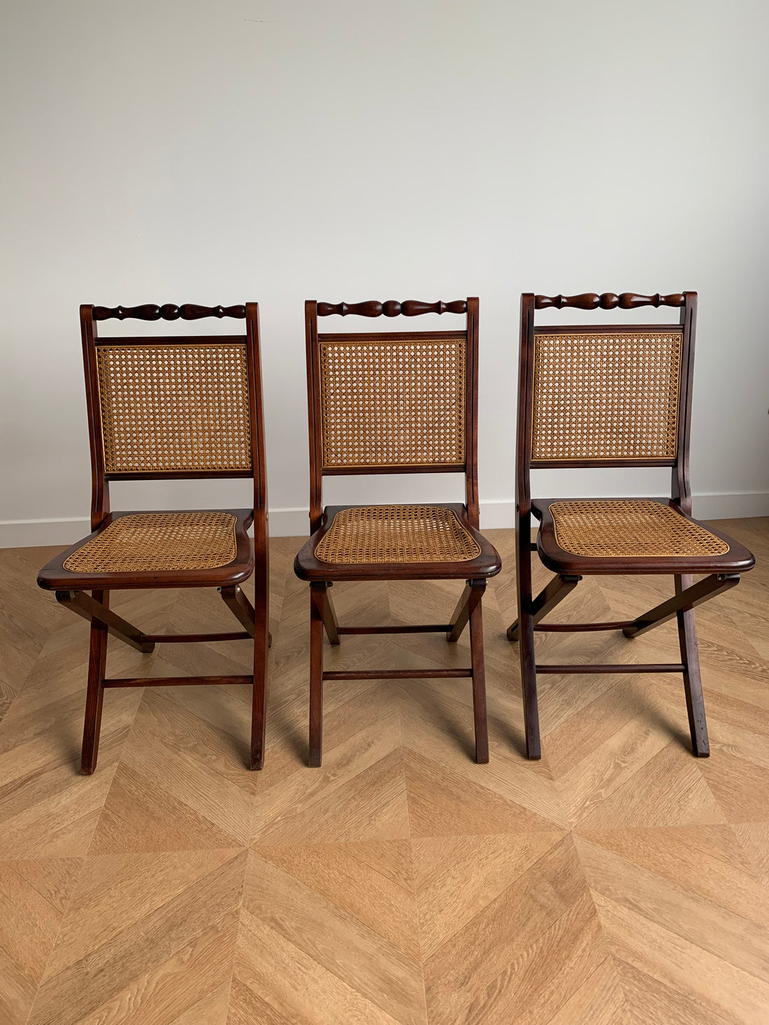 Ensemble de trois chaises cannées pliantes