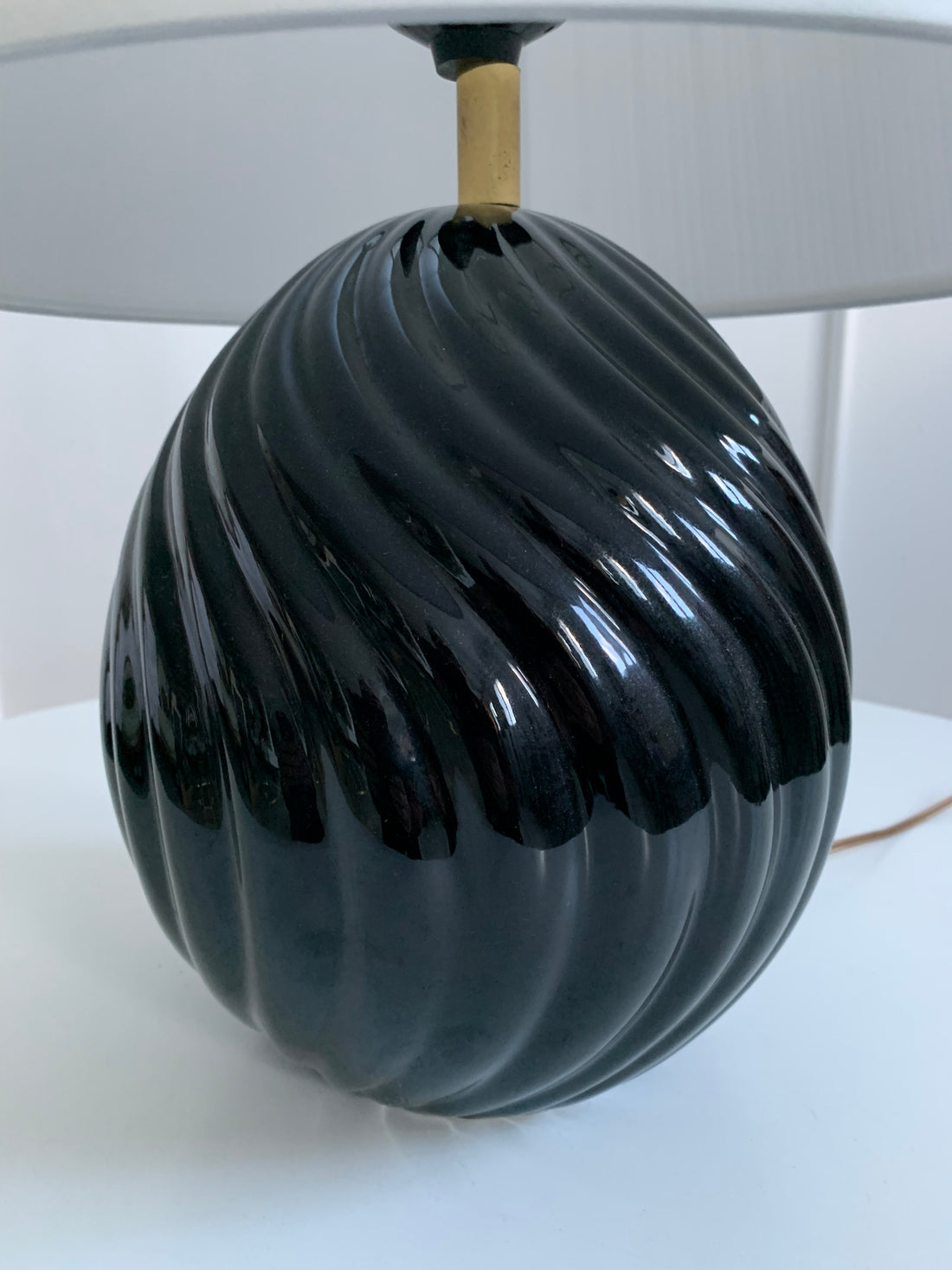 Grande lampe noire et blanche