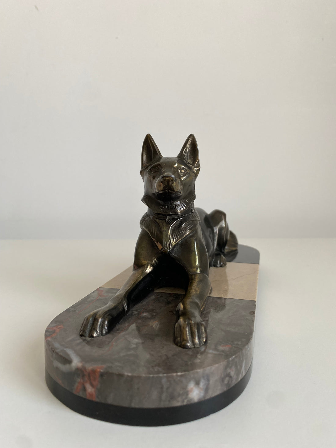 Sculpture d'alsacien sur marbre tricolore 1940